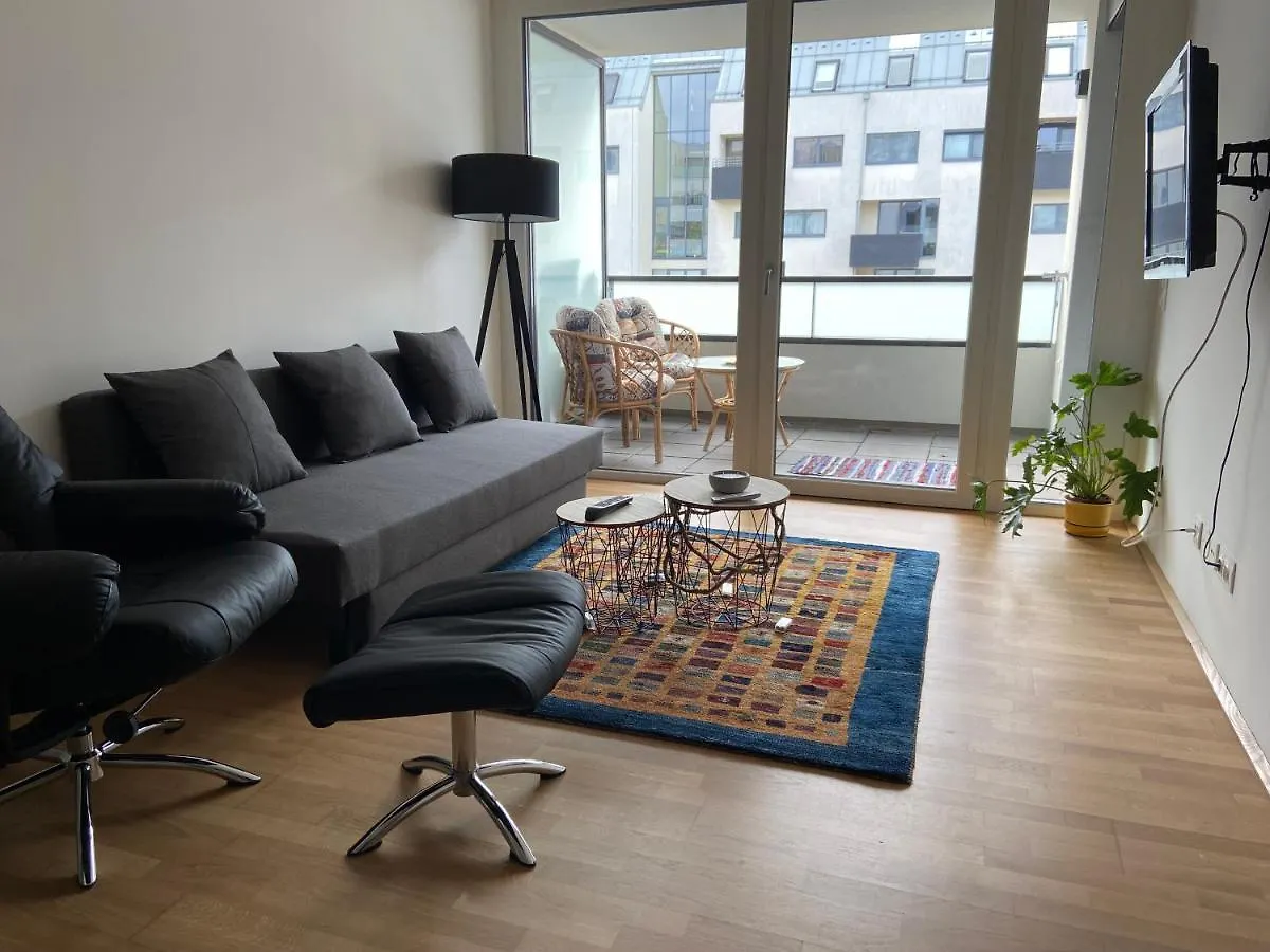 Apartment 9 Stops Away From City-Centre location